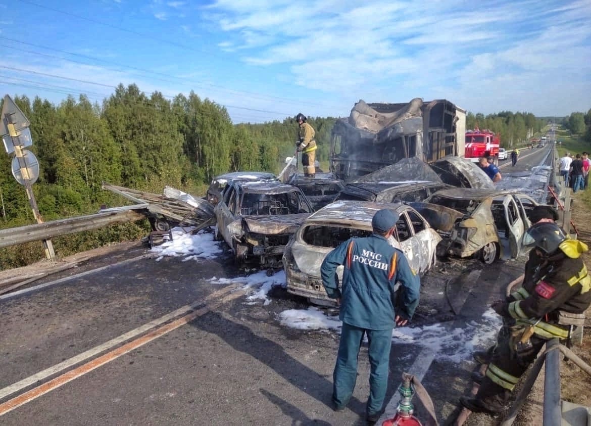 Массовая авария под Кирилловом: фура на скорости снесла легковые авто